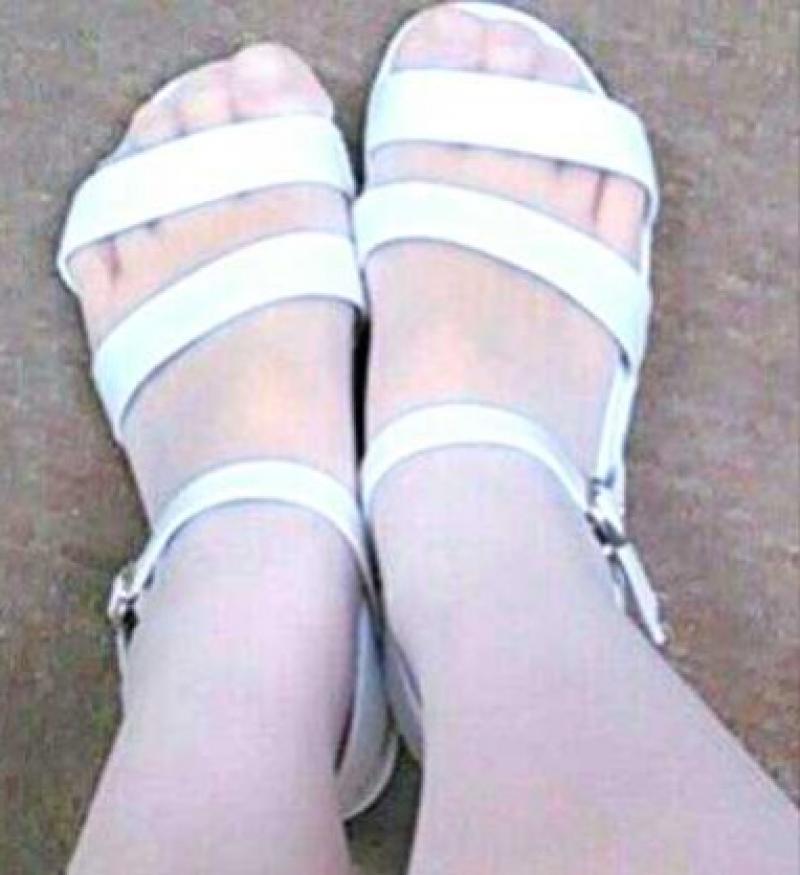爪先が酸っぱいナースの白いパンスト
